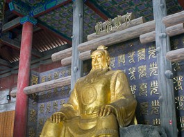 King Yao statue. Source of image: commons.wikimedia.org/wiki/File:J81929_Linfen_20140706-094434.58_36.05346,111.49097_TempleEmpereurYao.jpg