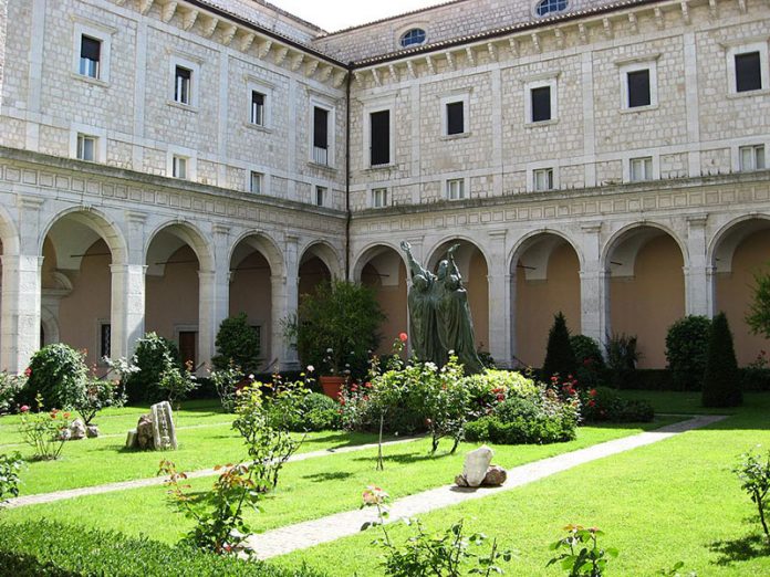 Monte_Cassino_abbey-garden